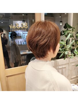 アッシュグレージュの白髪ぼかしショートボブ