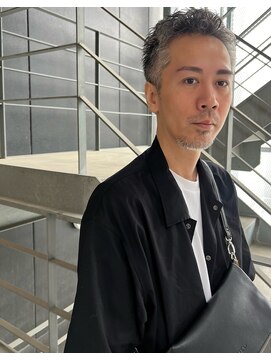 ヨンマルヨン(404) グレーヘアを活かす大人ショート