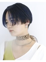 イル(ill)&nbsp;前下がりショート　ブルー　デザインカラー　大須