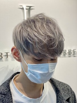 リバティシェアバーバー 銀座(LIBERTY SHARE BARBER) ミルクティーグレージュ 外国人風ニュアンスマッシュ 刈り上げ