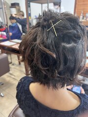 ゴールドのピンを使ったショートヘアのヘアアレンジ