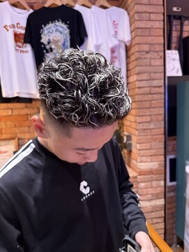 フォーコーナーズ(Four Corners) 極道パーマ×ホワイトメッシュ