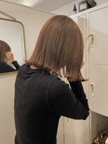 エイチ 梅田(H)&nbsp;ミルクティーベージュウルフカットアンブレラカラー前髪カット