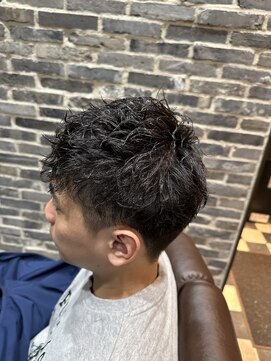 ミリオンバックス 御徒町店(Million Backs) 束感ショート/スパイラルパーマ/波巻き<理容室>[メンズ/御徒町]