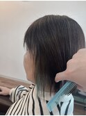 チラリとみえるイヤリングカラー