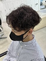 フィフス 天神大名(fifth)&nbsp;センターパートニュアンスパーマツーブロックメンズパーマ束感