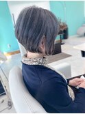 グレイヘアが素敵なボブスタイル
