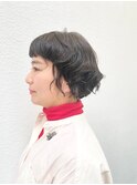 ナチュラルなくせ毛いかしたエアリーなボブスタイル　お手軽束感