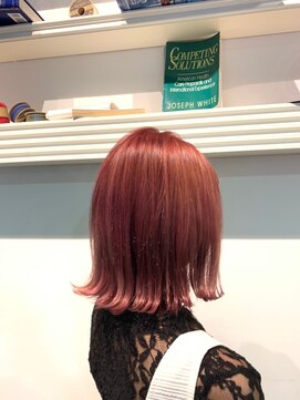 ケイト(kate) 【kate 大宮】アセロラレッド×外ハネミディ