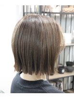 ウィスカーヘアー(whisker hair)&nbsp;切りっぱボブ　ハイライト　カーキベージュ