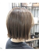 ウィスカーヘアー(whisker hair) 切りっぱボブ　ハイライト　カーキベージュ