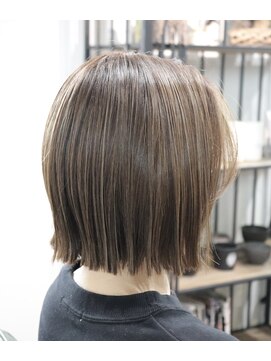 ウィスカーヘアー(whisker hair) 切りっぱボブ ハイライト カーキベージュ