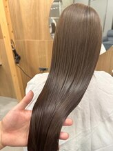  【ブリーチなしなのに、しっかり透明感】赤みやオレンジをしっかり抑え、髪に透け感・柔らかさをプラス。