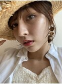 帽子も似合う夏の海辺のゆるふわミディ