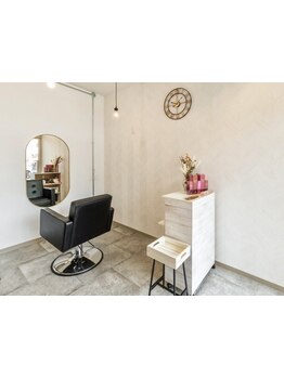 明るくて気さくなスタッフがお出迎え♪小規模サロンだからこその丁寧な施術と接客で髪も心もリラックス☆