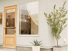 光が差し込むナチュラルなエントランス