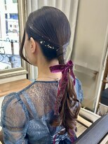 ヘアーアンドカラー プラーチェ(hair&color Plaatje)&nbsp;金箔とベロアリボンのタイトポニーアレンジ