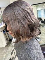 イリ 梅田(ili) ハイトーンカラーミルクティーベージュミニボブ