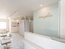 白を基調にした明るい店内