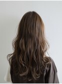透明感×こなれ感◎“ラテベージュ”のゆるウェーブロング