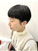 ぱっつん前髪のショートスタイル