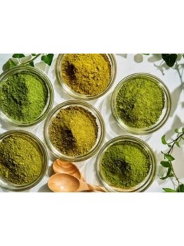 大人女性に人気の上質な癒し空間。年齢を重ねても美しく、環境にも体にも優しいヘナで根本から美しく。