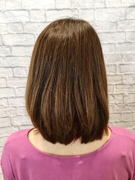 ミーティア バイ クアトロ(Meteor By QUATRO) ショートボブに大人可愛いインナーカラー