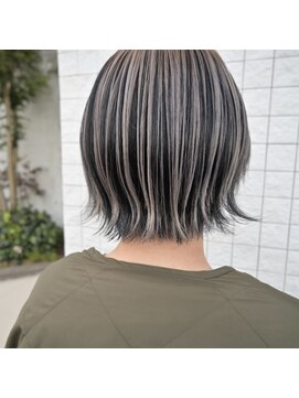 ココロ美容室 コントラストカラー/切りっぱなしショート