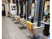 ヘアーラウンジ ラウレア 前橋店(LAULEA)の雰囲気（8面セット面はゆったりと間隔を多めにとった設計。）