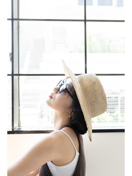 フェザーショートマロンベージュのハットヘアアレンジ