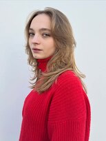 アデ オモテサンドウ(ade omotesando)&nbsp;人気のバタフライカットで作る海外風ミディアムレイヤー