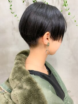 テトヘアー(teto hair) スリークショート、前下がり、刈り上げ女子、黒髪