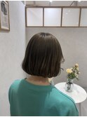 赤みなしオリーブグレーとボブのトレンドスタイル