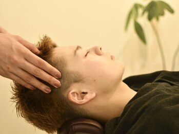 エスフィール 仙台店(S.feel)の写真/頭皮の汚れを落として、スッキリ爽快！頭皮のお悩みを解決してくれるヘッドスパ！髪と心にご褒美を…♪