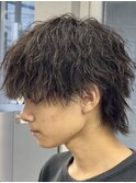 縦落ちツイストスパイラルミディアムウルフラウンドマッシュ