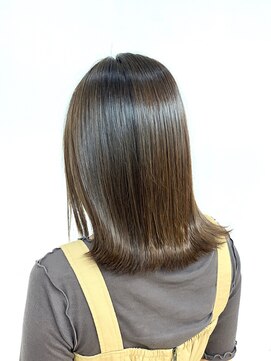 クオリス 上板橋店(QUALIS) ワンカール外ハネ/ミディアムレイヤーボブ/オリーブ/ツヤ髪