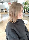 透明感ヌーディベージュ×ミディアムボブ