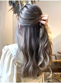 ミルクティーアッシュ　バレイヤージュ　ハイライト　巻髪ロング