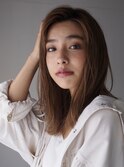 肌馴染みのいい暖色カラーとラフなミディでお洒落上級者に