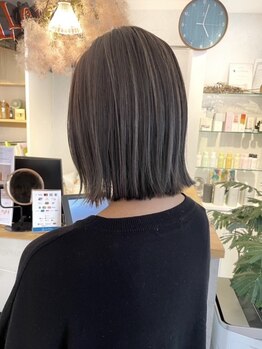 クロレ(CLORE)の写真/今話題の白髪ぼかしをハイライト・バレイヤージュ・などのデザインカラーで透明感のある髪色でオシャレに