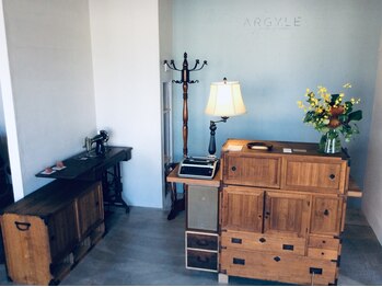 アーガイル(ARGYLE)の写真/ノスタルジックな内装に気負いしすぎない雰囲気だから髪のお悩みも気軽に相談しやすいのが嬉しいポイント♪