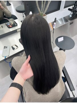 アルドーレフィエロ シンサイバシ(Ardore fiero shinsaibashi) 赤みをしっかりおさえてくれる暗めオリーブブラック♪