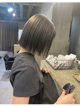 ティティアンバイイザ(titian by IZA) ●顎ラインボブアンブレラカラーミルクティベージュ