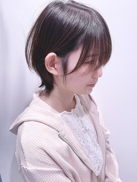 ステア ケース(stair case) 大人かわいい外ハネショートウルフサイドバング丸みショート