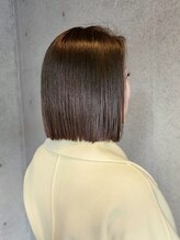 赤み・黄ばみを抑えた“透明感カラー補正”◎寒色も映える“色補正設計”の美髪ケア。