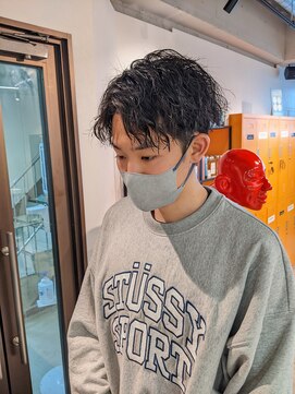 コワファーストナガサキシャンプーボーイ(COIFF1RST NAGASAKI SHAMPOO BOY) ショートセンターパート×細束ツイストスパイラルパーマ