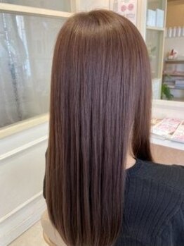ソファ(sofa)の写真/クセや広がりが気になる方にオススメの、ダメージレスでナチュラルなストレート♪自然なツヤ感と手触りへ◎
