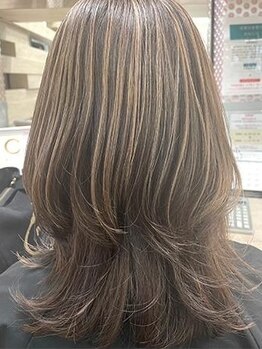 テテ(TETE)の写真/明るくできる白髪染めが人気!ぼかしながら立体感を出して、悩みを活かしながらお洒落に◎