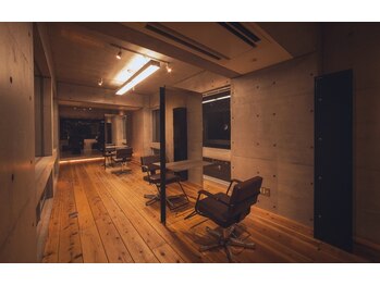 ルート(ROUTE)の写真/大人女性に人気のサロン【ROUTE】ビル7階に佇む上質空間。少人数サロンだから出来る1人1人への丁寧な施術