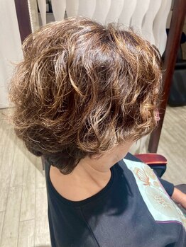 リズム(RHYTHM)の写真/気になる白髪をしっかりカバーして、オシャレを楽しめる！髪に優しい薬剤を使用でダメージレスに仕上がる♪